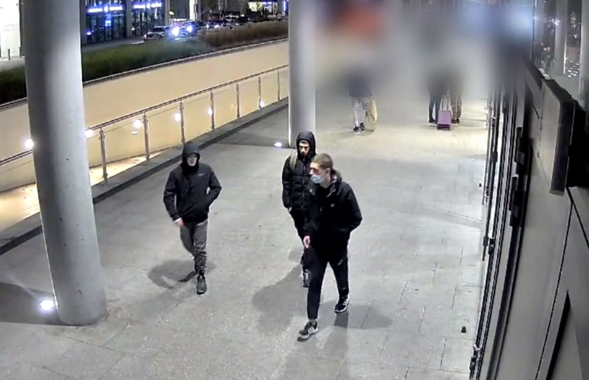 Rozbój pod galerią handlową we Wrocławiu. Wyrwali telefon i grozili pobiciem