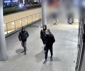 Rozbój pod galerią handlową we Wrocławiu. Wyrwali telefon i grozili pobiciem