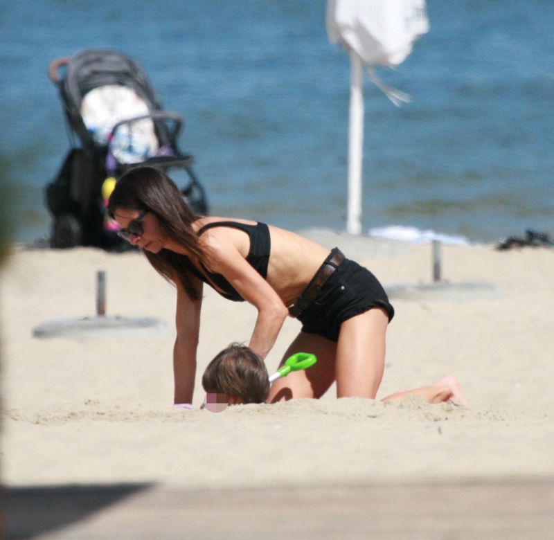 Marta Kaczyńska okopała się z synkiem na plaży