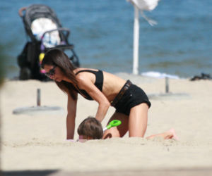 Marta Kaczyńska okopała się z synkiem na plaży