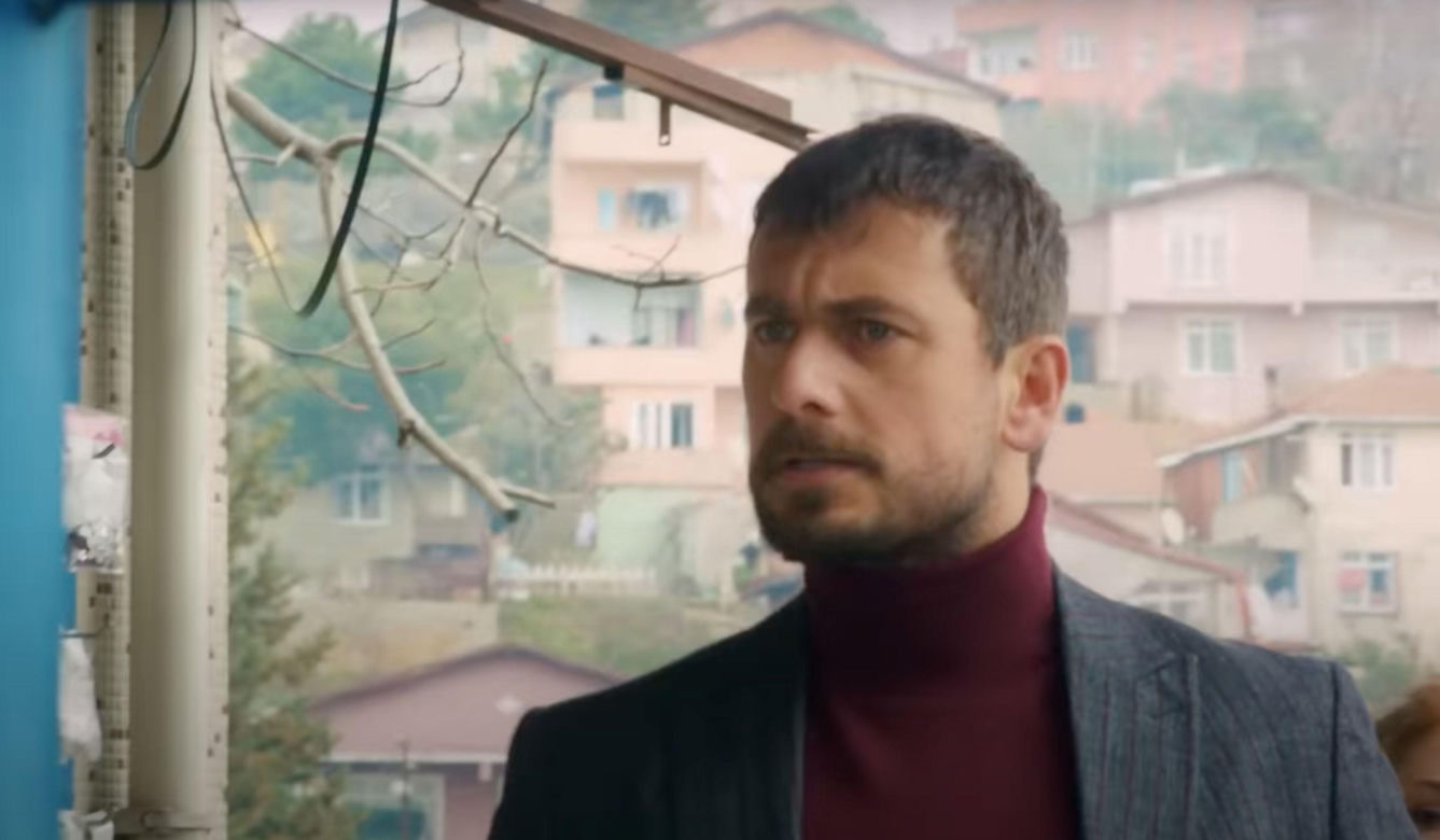 Ege oświadczy się Melis i pomoże Bulentowi, który wda się w bójkę.