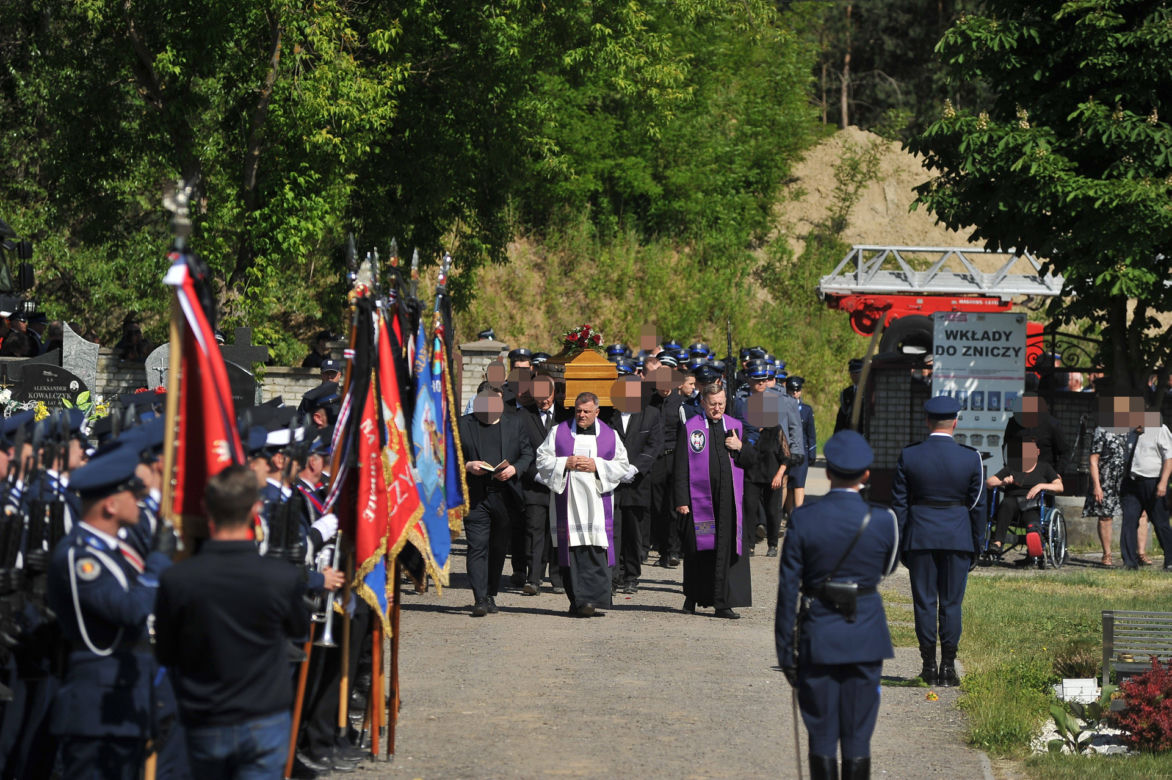 Policjant Arkadiusz zginął tragicznie.  Przez huk salwy na pogrzebie przedarł się łamiący serce szloch