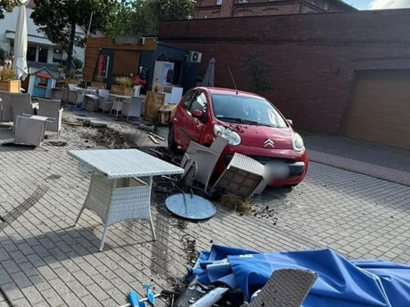 40-latka staranowała samochodem ogródek gastronomiczny. Była pijana