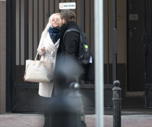 Poseł całuje blondynkę na mrozie