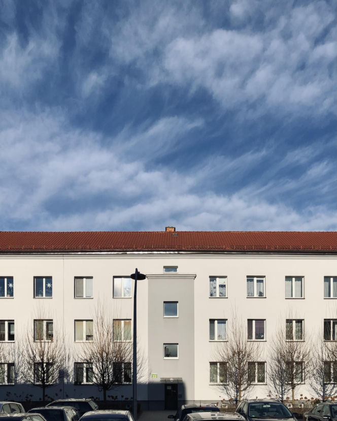 W tej 65-metrowej realizacji na powojennym osiedlu Chemików w Oświęcimiu architekt Marcin Bąk udowadnia, że świadoma ingerencja w rzut potrafi całkowicie odmienić jakość codziennego życia.