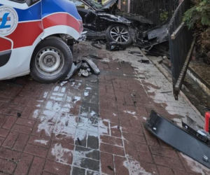 Karetka staranowała osobówkę. Wiele osób rannych