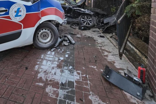 Karetka staranowała osobówkę. Wiele osób rannych