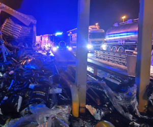 Potężny huk w środku nocy. Ciężarówka wbiła się w bramki na A4. Są zdjęcia