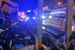 Potężny huk w środku nocy. Ciężarówka wbiła się w bramki na A4. Są zdjęcia