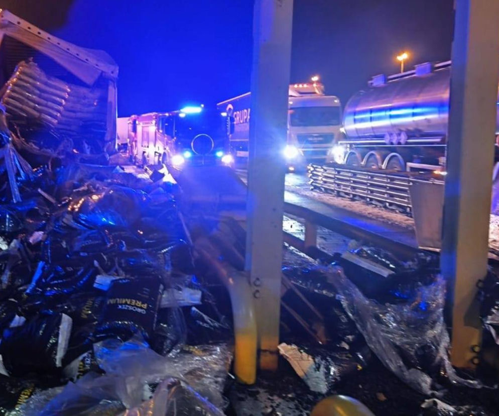 Potężny huk w środku nocy. Ciężarówka wbiła się w bramki na A4. Są zdjęcia