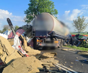 Zginął, bo w renault innego kierowcy pękła opona! Śmiertelny wypadek na DK nr 10 pod Drobinem. Ogromne utrudnienia