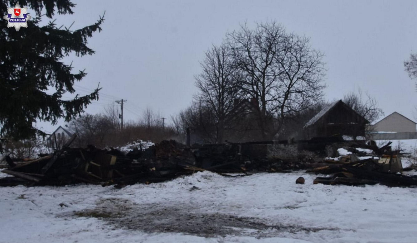 Radzyń Podlaski. 57-latek spalił swój dom. Chciał rozpalić w piecu benzyną