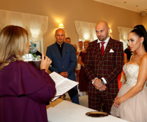 Zjawiskowy ślub Krzysztofa Głowackiego. Zniewalająca panna młoda, Szpilka zachwycił strojem