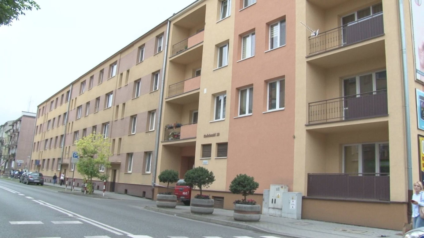Jasło: 25-latek uwięził matkę i babcię. Groził, że wysadzi blok