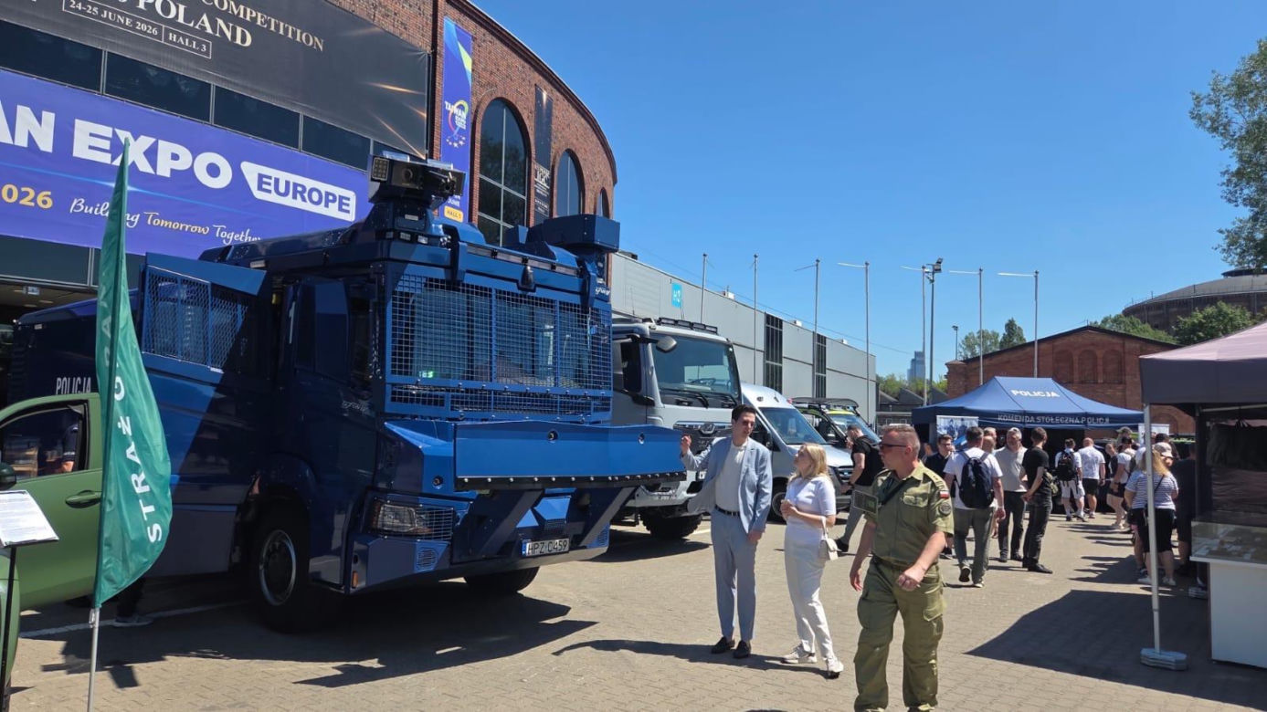 Tłum na warszawskich Targach Obronnych