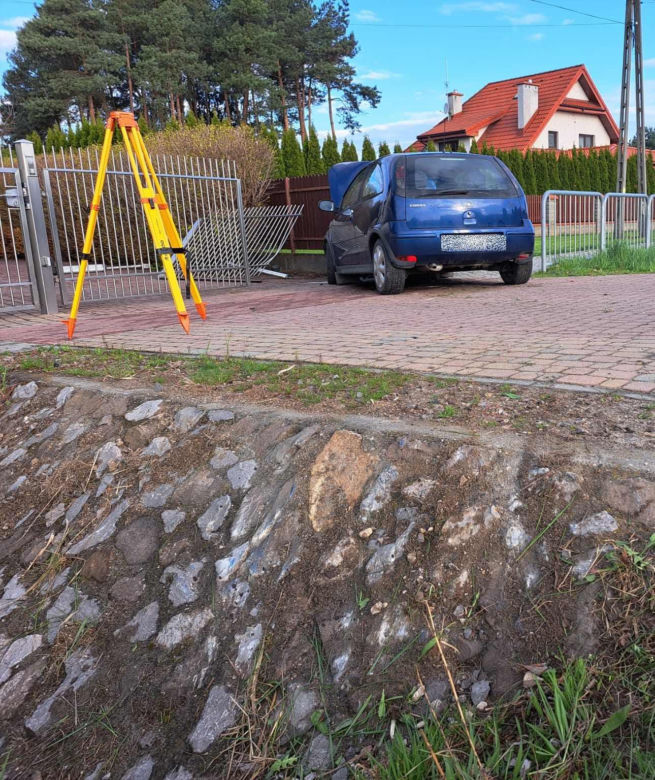 Łęg Tarnowski. Opel wypadł z jezdni i uderzył w betonowe ogrodzenie
