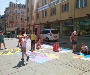 Katowice: Dzieciaki układały na Rynku ogromne puzzle! Wszystko w ramach akcji Książka wspiera bohatera [ZDJĘCIA, AUDIO]
