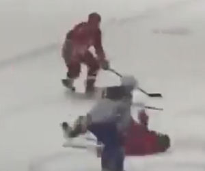 Upadek Łukaszenki na meczu hokeja