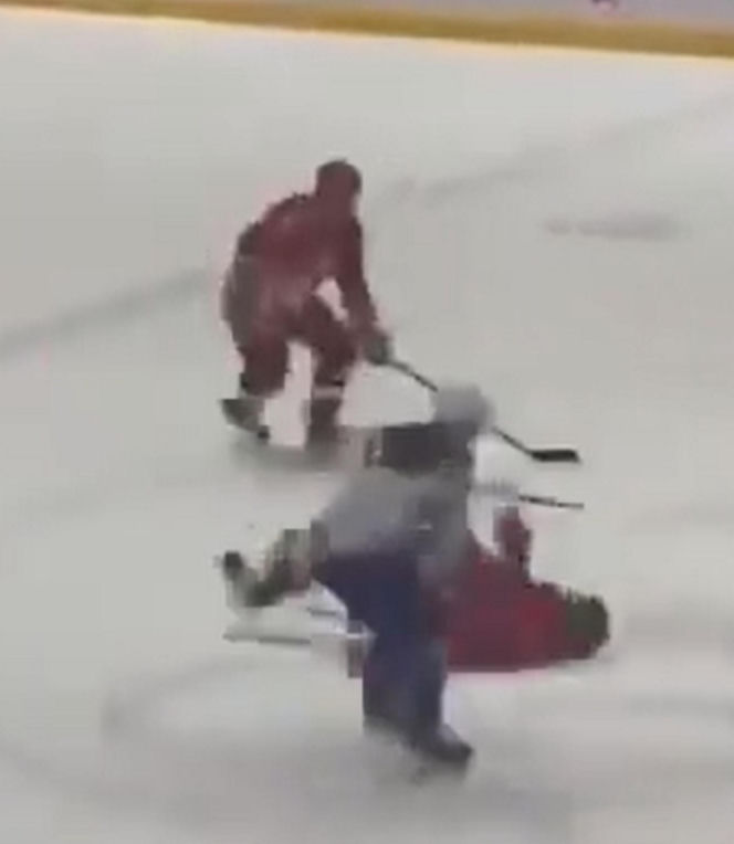Upadek Łukaszenki na meczu hokeja