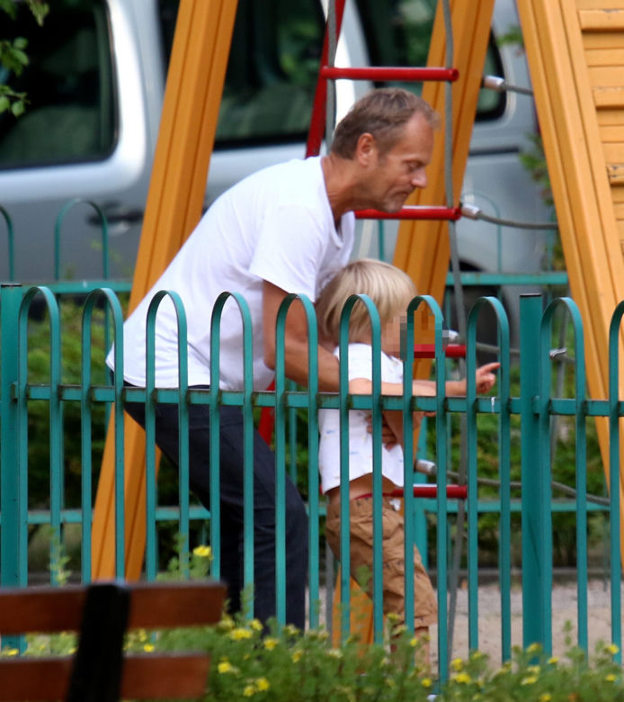Donald Tusk. Z wnukiem harata w gałę.