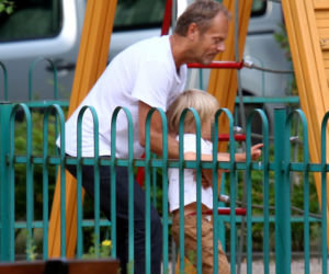 Donald Tusk. Z wnukiem harata w gałę.