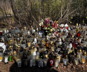 Morze zniczy w miejscu wypadku posła Łukasza Litewki