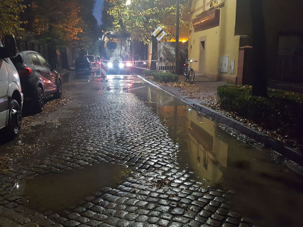 Odcinek Lipowej i Leszczyńskich w Lesznie bez wody. Zamknięta dla kierowców część Lipowej