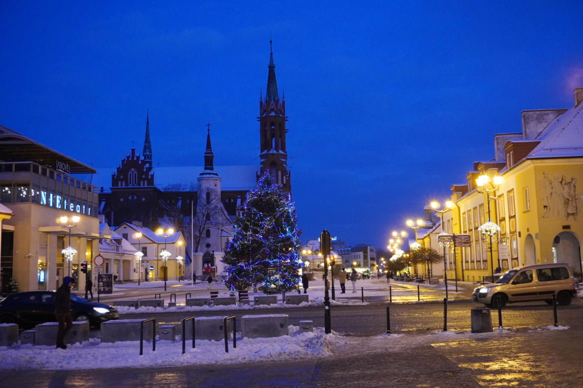 Piękna choinka na Rynku Kościuszki już w pełnej krasie. Tak prezentuje się po odpaleniu lampek