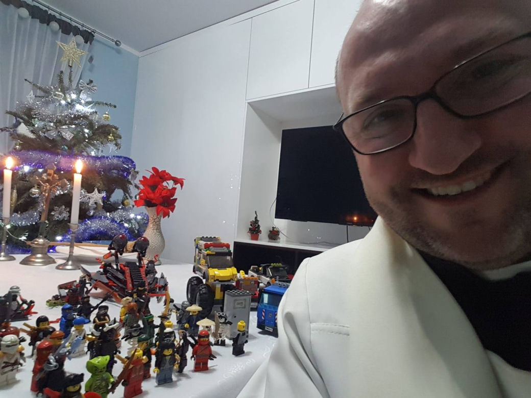 Zobacz co sprawdza ten ksiądz z Wielkopolski na kolędzie