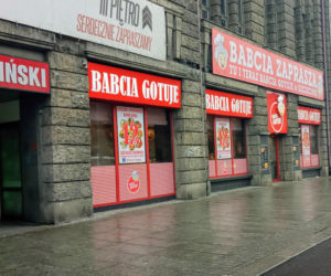 Nowa restauracja próbuje zaistnieć krzykliwym szyldem. Zareagował konserwator zabytków