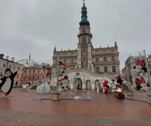 Bajkowa instalacja przed zamojski ratuszem