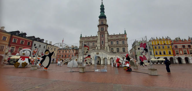 Bajkowa instalacja przed zamojski ratuszem