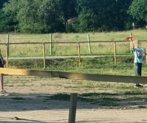 Marcin Mroczek bawi się samolotem