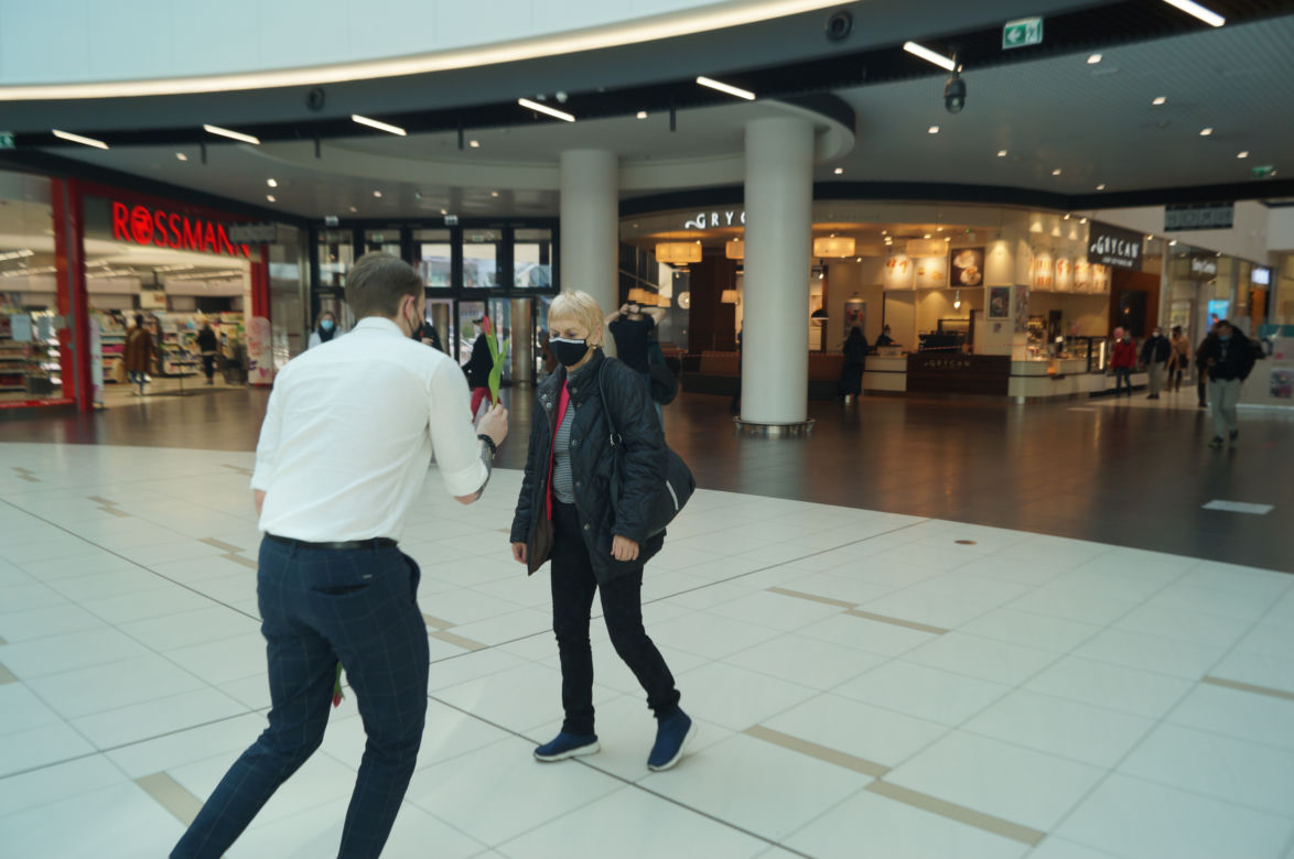 Reporterzy Radia Eska wręczali szczeciniankom tulipany w CH Galaxy