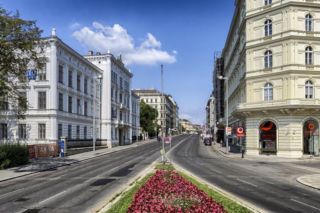 Rewolucja w Austrii. We Wiedniu nie zobaczycie już aluminiowych znaków drogowych. Teraz zastępuje się je drewnianymi