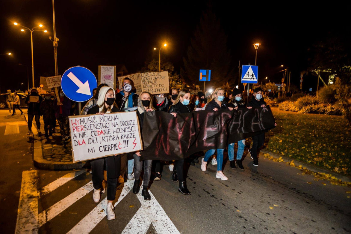 Ciągniki i kobiety pod biurem PiS-u. "BECZKA GNOJU już w drodze"