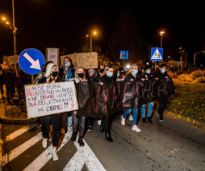 Ciągniki i kobiety pod biurem PiS-u. BECZKA GNOJU już w drodze