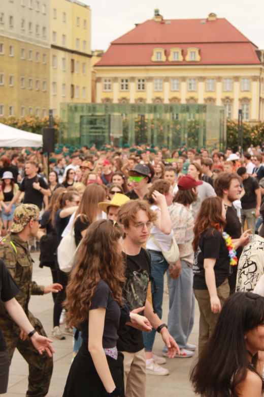 Studenci opanowali Wrocław. Pochód juwenaliowy przeszedł ulicami miasta. Było śpiewająco! [ZDJĘCIA]