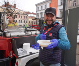 34. Finał WOŚP. Dziennikarze Radia ESKA rozgrzewają Tarnów pysznym żurkiem!