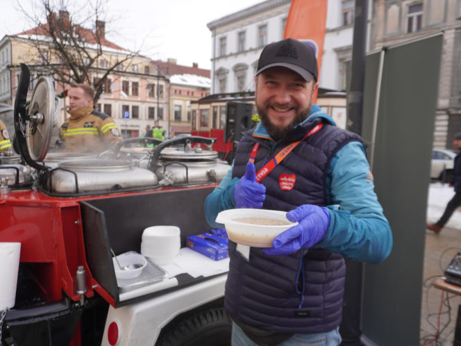 34. Finał WOŚP. Dziennikarze Radia ESKA rozgrzewają Tarnów pysznym żurkiem!