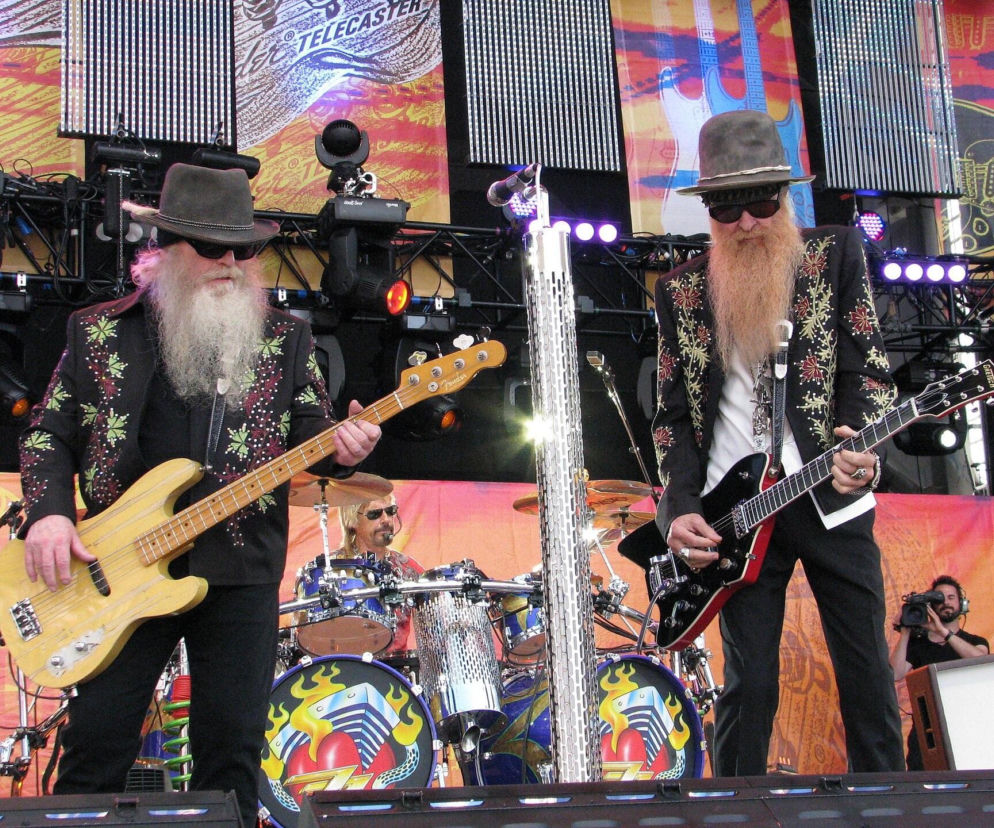 Muzycy ZZ Top na scenie. W tle perkusista Frank Beard bez brody. O historii zespołu przeczytasz na EskaRock.
