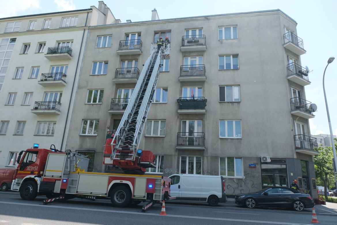  Poszukiwana kobieta zabarykadowała się w mieszkaniu