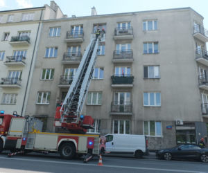  Poszukiwana kobieta zabarykadowała się w mieszkaniu