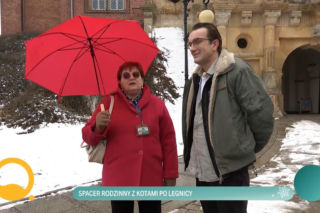 Tomasz Kot spaceruje po rodzinnym mieście z mamą. Nie każdy wie, kim jest z zawodu