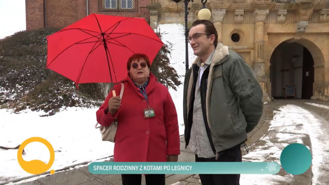 Tomasz Kot spaceruje po rodzinnym mieście z mamą. Nie każdy wie, kim jest z zawodu