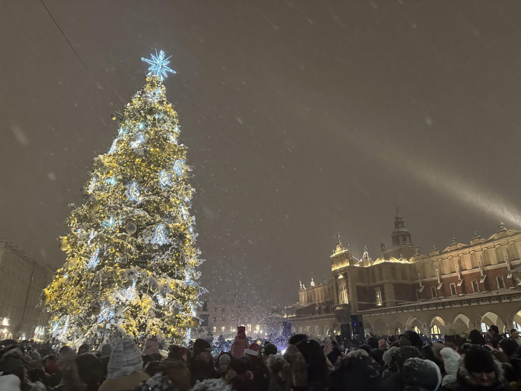 Choinka rozbłysła na Rynku Głównym. Tak wygląda Kraków w zimowej scenerii! 