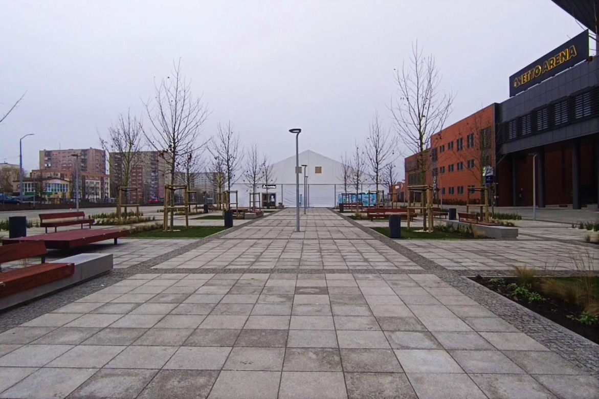Plac przed Netto Areną po przebudowie