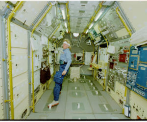 Wnętrze nieistniejącej już stacji kosmicznej Skylab w 1992 r.