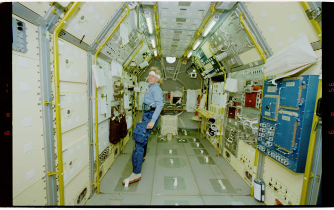 Wnętrze nieistniejącej już stacji kosmicznej Skylab w 1992 r.