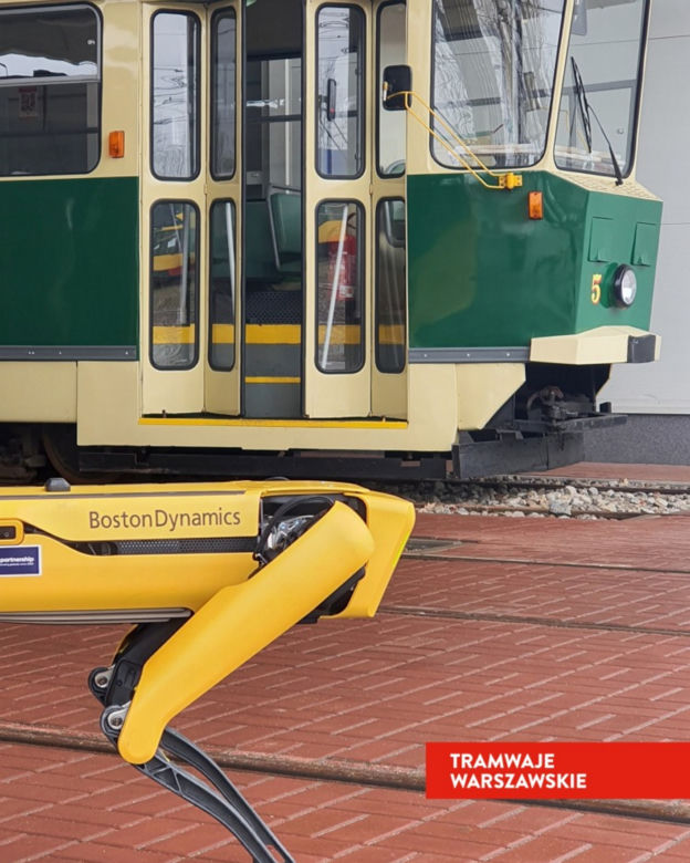 Pies-robot odwiedził tramwajarzy. Niecodzienny gość w zajezdni na Bielanach